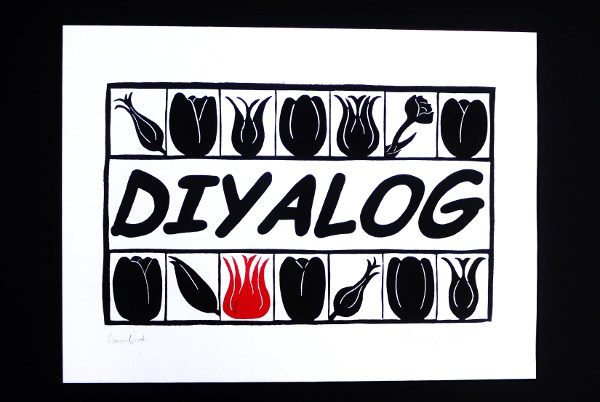 Diyalog auf Türkisch mit einer roten türkischen Tulpe unter schwarzen 